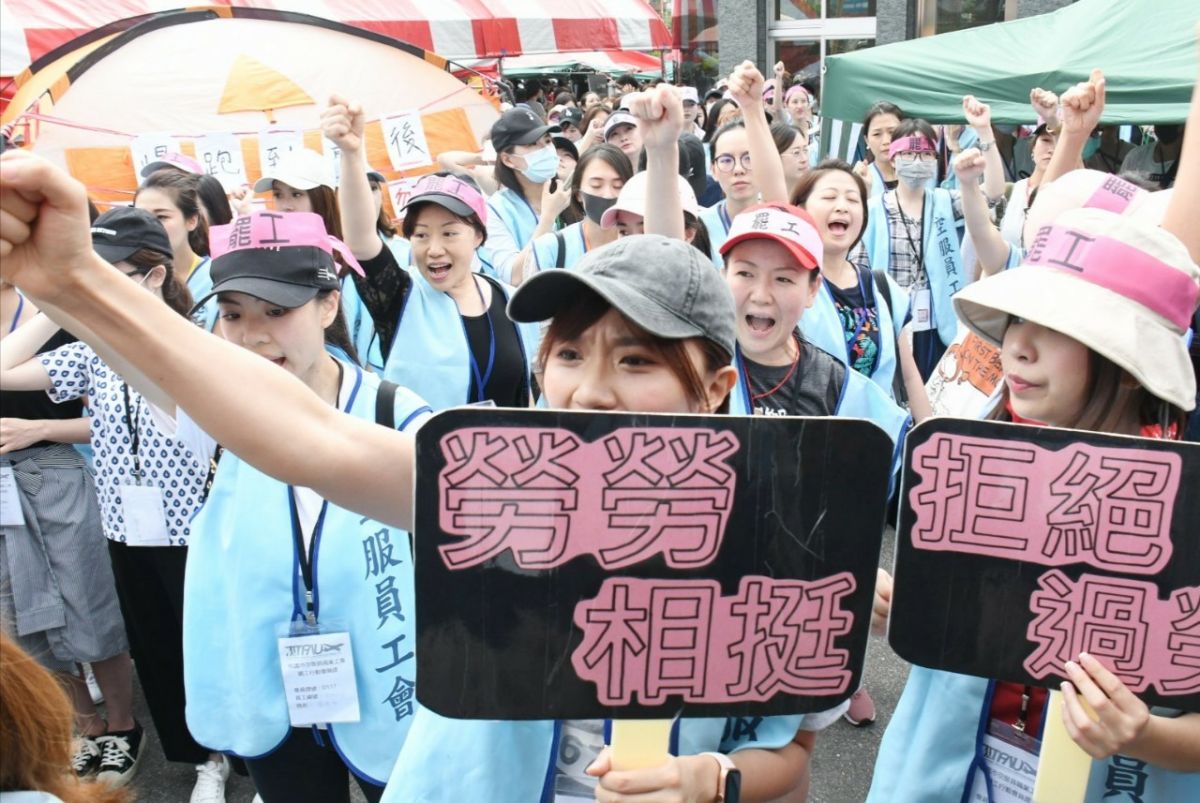 ▲簽署申請書過程內容「只用口頭告知，沒有紙本讓你確認他到底講了什麼」讓原 PO 氣的大呼「到底是哪裡有病」，更痛批「這完全不是罷工了」。（圖／記者林調遜攝）