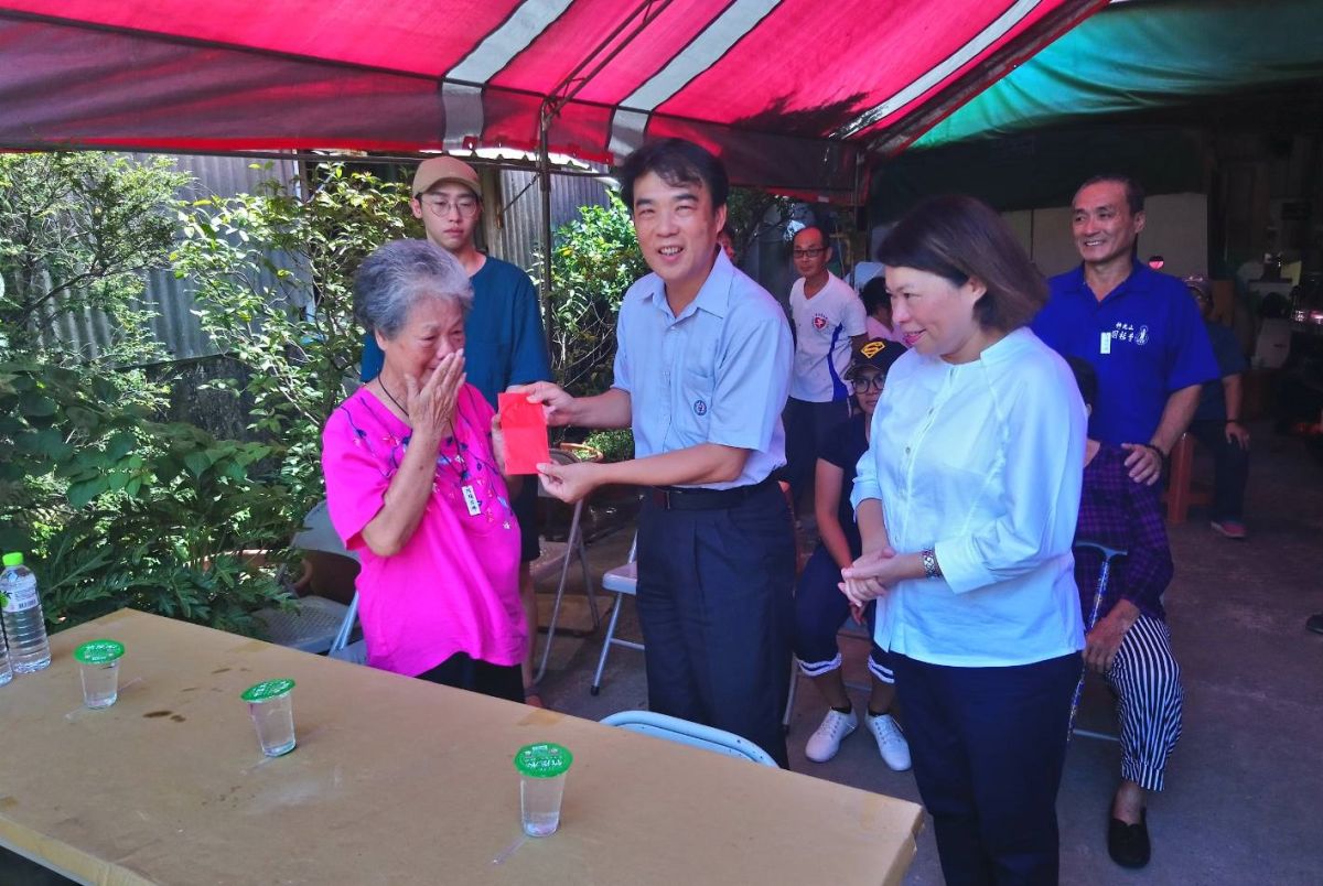 ▲台電嘉義區處洪通澤副處長(中)代表致贈紅包給鍾羅阿嬤。（圖／台電嘉義區處提供）