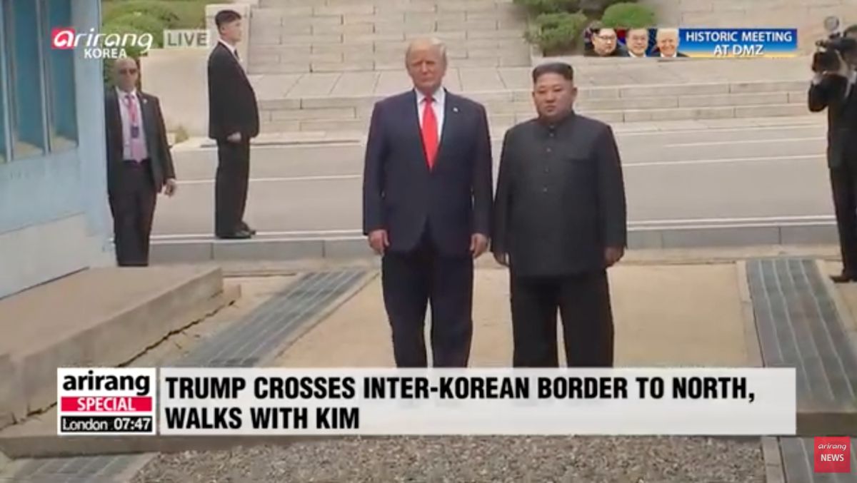 ▲美國總統川普與北韓領導人金正恩在DMZ非軍事區會晤，川普並成為首位踏上北韓領土的現任美國總統。（圖／截自Arirang News畫面）