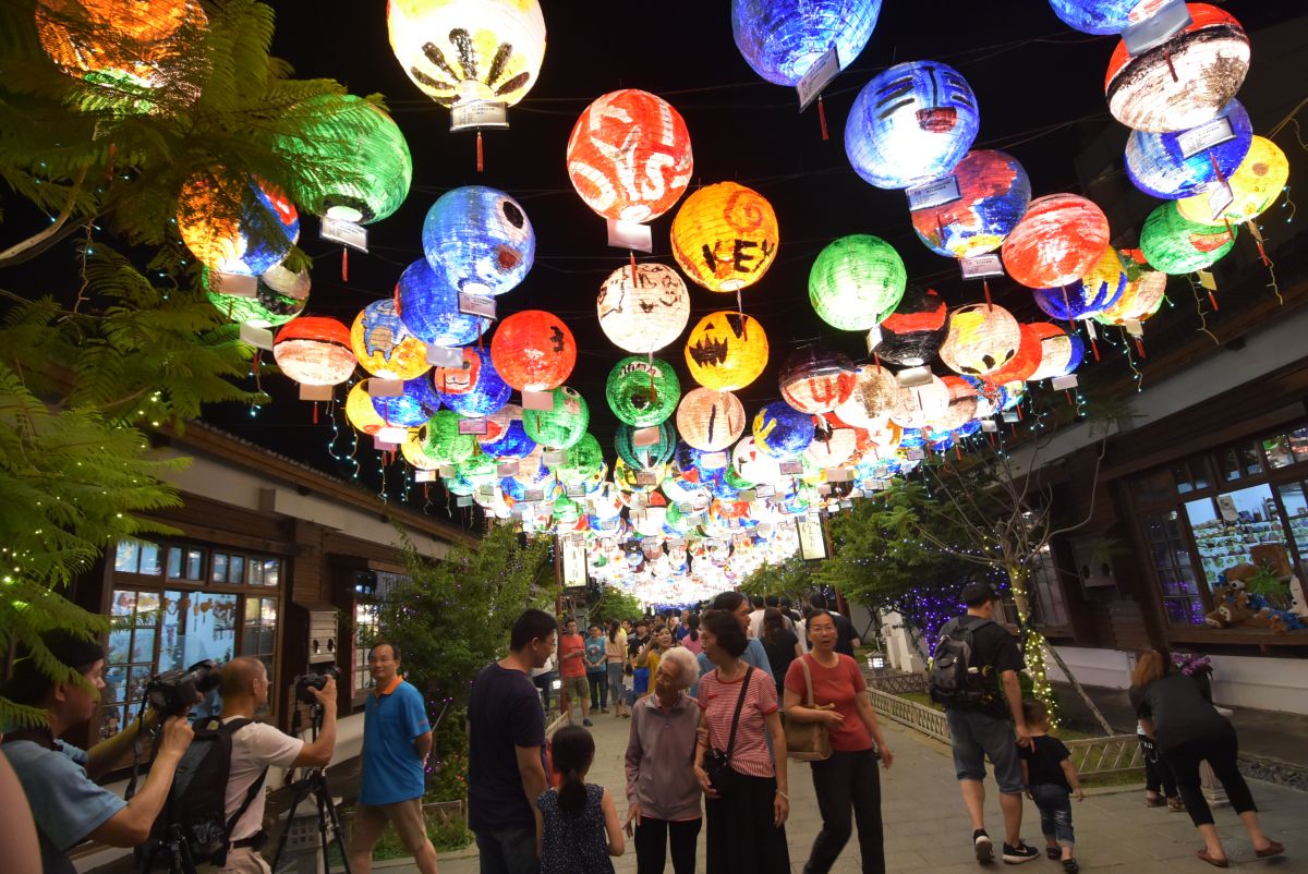 ▲要延長了，不熄燈！鹿港燈籠海將延長到7月14日才「熄燈」，讓遊客利用暑假來感受不一樣的鹿港夜的風情。（圖／記者陳雅芳攝，2019.06.30）