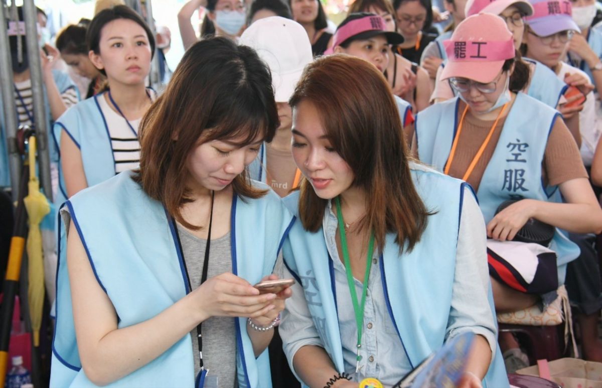 ▲長榮航空今（ 30 ）日下午對所有空服員發出簡訊，表示即日起不再調查空服員服勤意願，後續勤務請依班表變更通知單出勤，遭外界解讀是「關門簡訊」。（圖／記者林調遜攝）