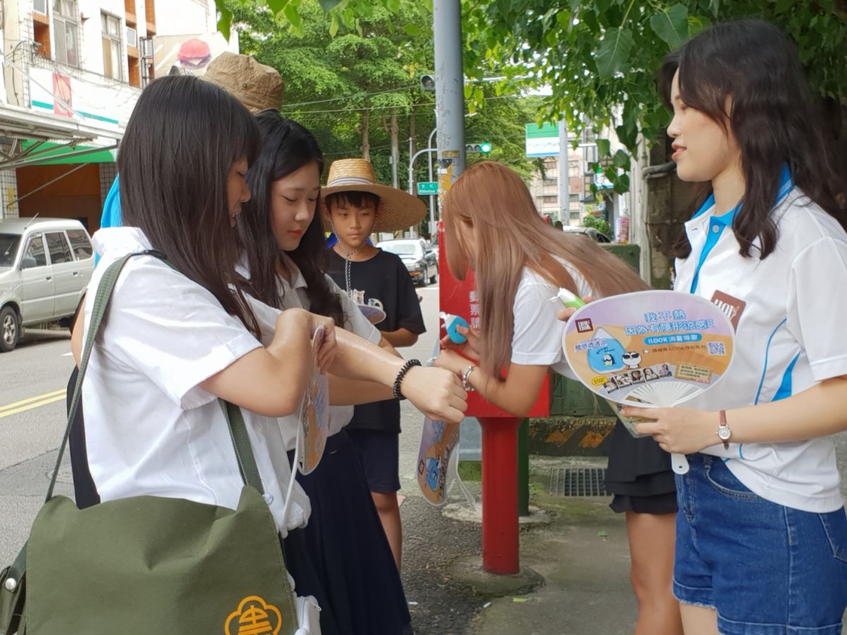 ▲連日酷熱，台中一家化妝保養品業者提供三千份消暑乳液，供考生消暑解熱。（圖／金武鳳攝，2019.6.30)