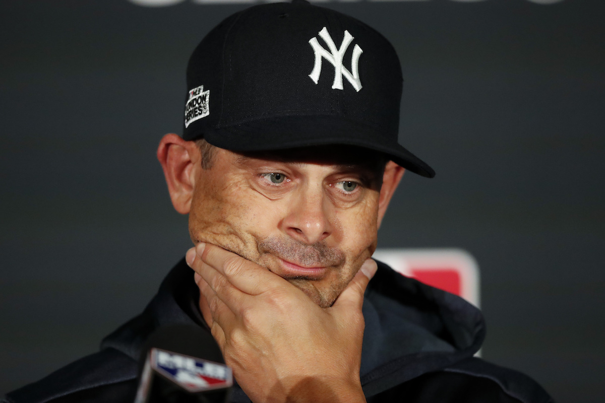 ▲今（22日）紐約洋基更由主帥Aaron Boone領軍會面，並在受訪時談起會面過程，指出自己將一件洋基「18號」球衣遞給山本由伸，我知道那背號是他喜歡的，象徵王牌。（圖／美聯社／達志影像）