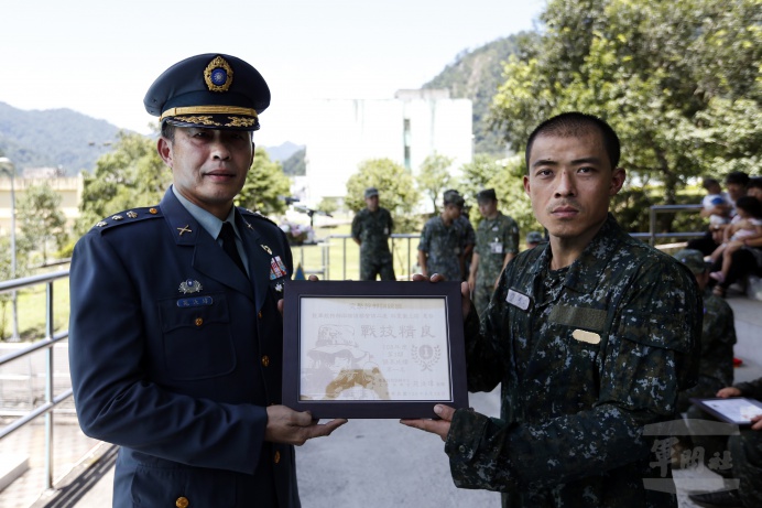 ▲ 39歲的兩棲營林聖豪上尉成為突擊兵幹部訓練班結訓最年長的合格者；以第一名成績完訓的林聖豪，接受特訓中心指揮官苑上校的表揚。（軍聞社記者卓以立攝）