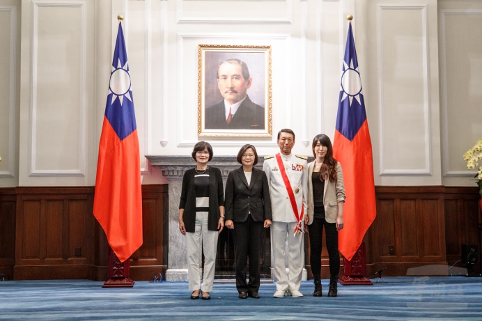 ▲ 蔡總統感謝李總長夫人，因為有李夫人在背後陪伴，讓李總長無後顧之憂，在職責上能夠盡心盡力，為國家安全付出最大的心力。（軍聞社記者陳軍均攝）