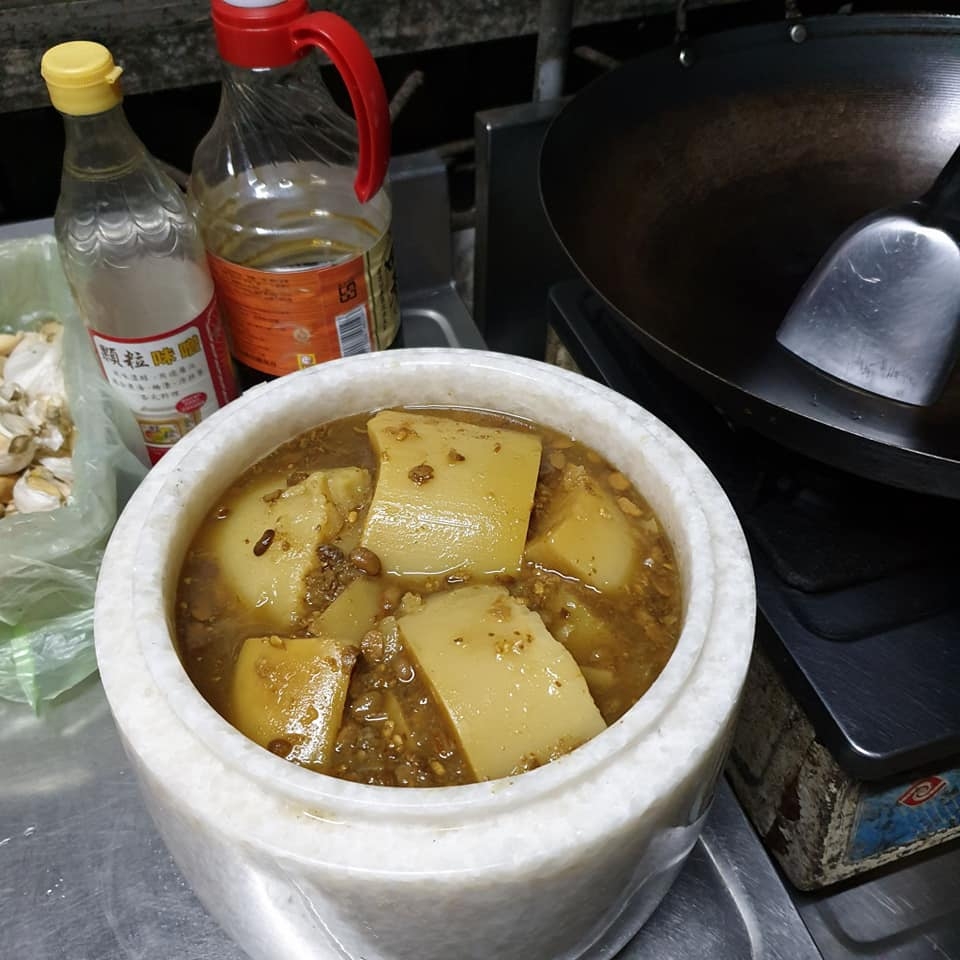 嬤撿骨灰甕醃筍子，驚呆女兒。（圖／網友李雅麗授權提供）