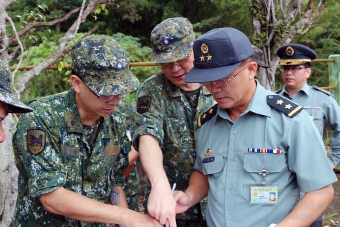 ▲ 陸軍後勤指揮部指揮官吳中將4日視導兵整中心。（兵整中心提供）