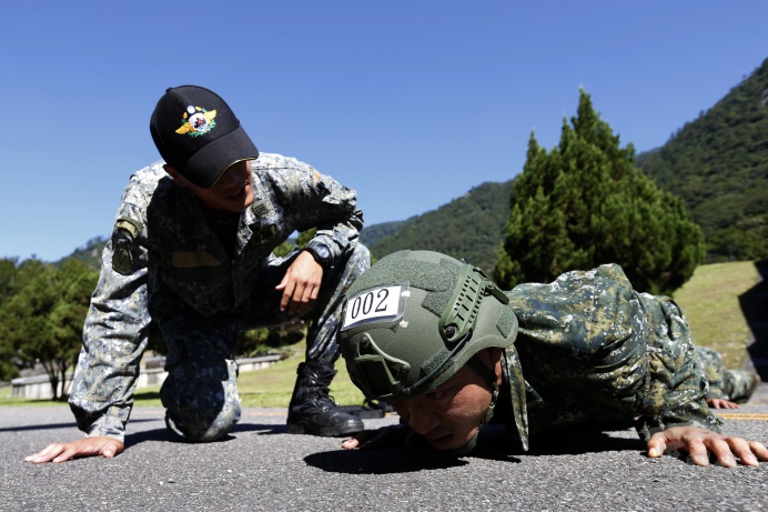 ▲ 「002」是林聖豪上尉在突擊兵訓期的代號，拔階受訓是為了學習服從，教官對他更是嚴加考驗。（軍聞社記者卓以立攝）