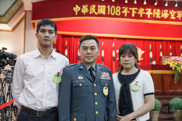 ▲ 澎防部指揮官呂坤修中將道出對於家人默默支持的感謝，並期許自我在未來工作上，能夠盡心盡力、戮力戰訓本務。（軍聞社記者陳軍均攝）