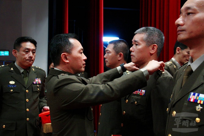 ▲ 憲兵指揮官鍾樹明中將為晉任人員授階。（憲兵指揮部提供）