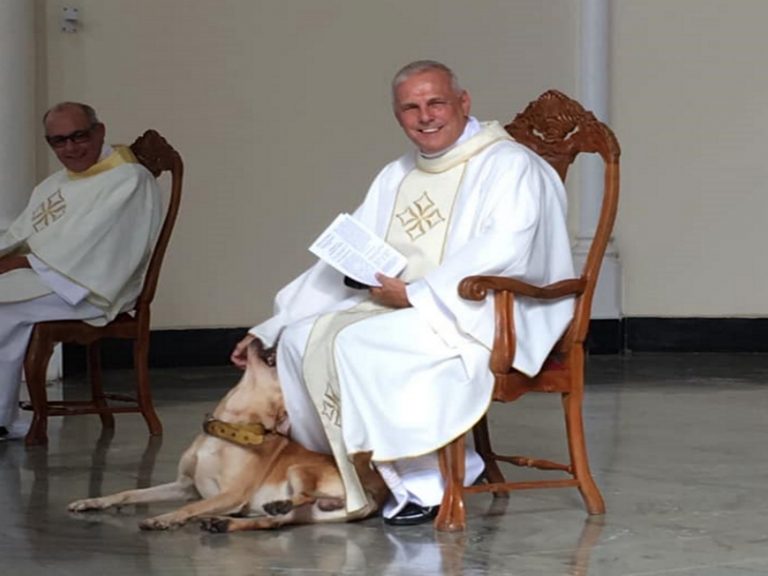 巴西神父Sobreira因為一隻意外闖進的狗狗而聲名大噪（圖／FB@Paróquia Nossa Senhora das Dores）