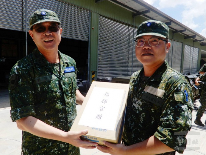 ▲ 陸軍第8軍團指揮官劉中將21日視導39化學兵群防疫整備工作。（39化兵群提供）