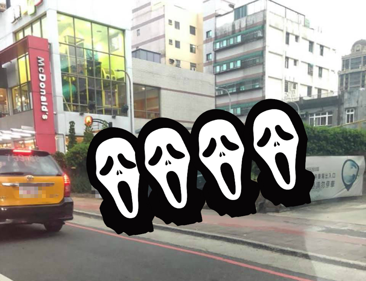 ▲一台停在路邊的車輛，竟直接開上別人的墳墓，畫面曝光引發熱議。（圖／翻攝自靈異公社）