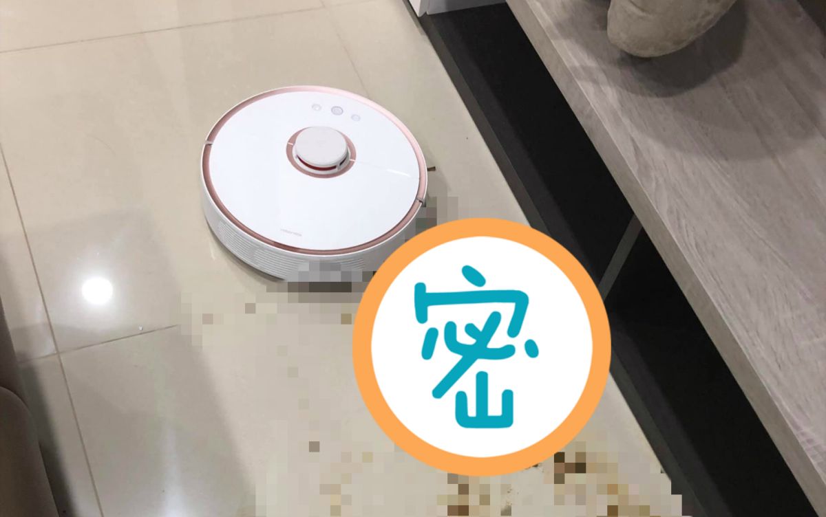 ▲男網友使用掃地機器人打掃家裡時，因為忘記先把愛犬關起來，竟發生崩潰慘劇，照片曝光後讓網友紛紛看傻。（圖／翻攝自爆廢公社）