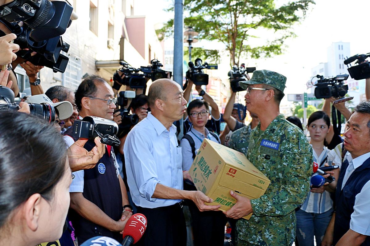 ▲高雄市今(1)日起國軍加入防疫戶外環境消毒，市長韓國瑜特別前往鼎中等六里聯合里活動中心視察登革熱預防性噴藥情形，並慰問國軍辛勞。（圖／高市府提供）