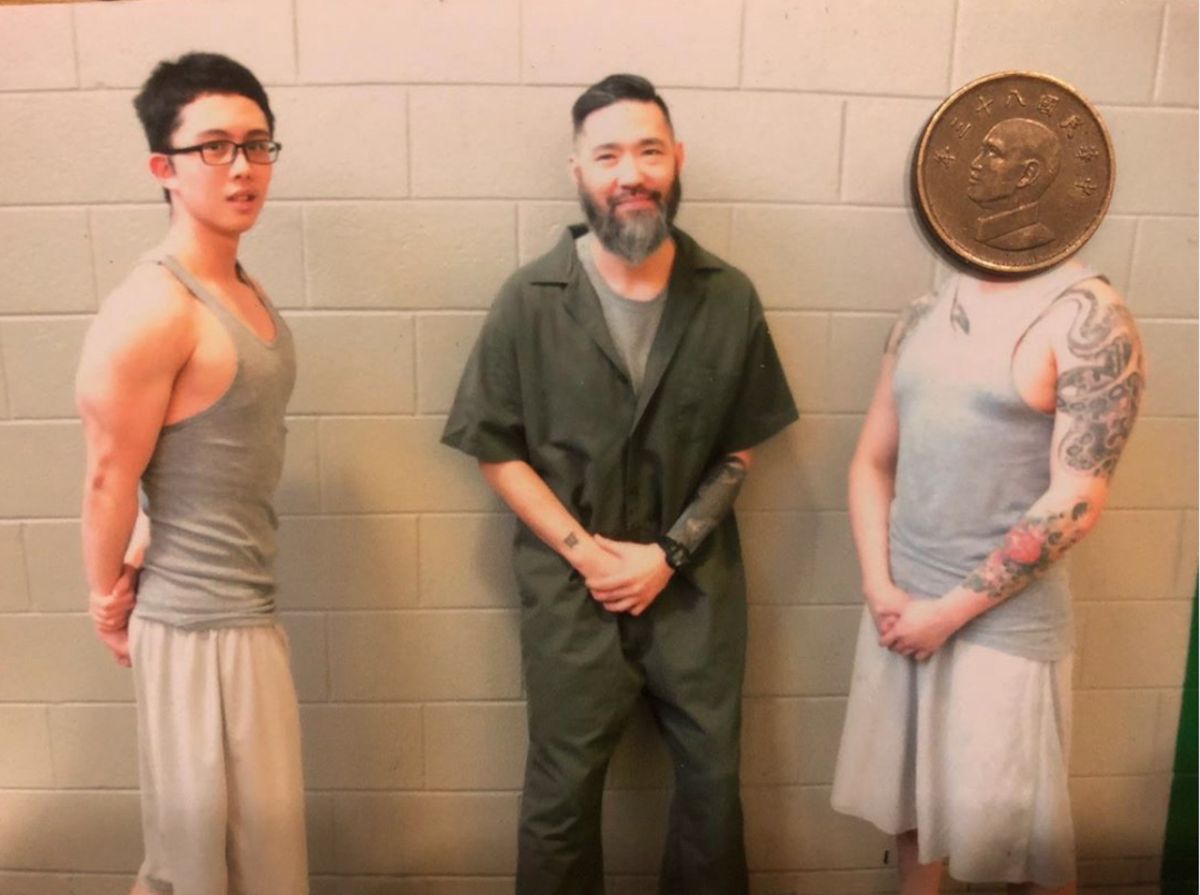 ▲孫安佐（左一）和獄友的合照。（圖／翻攝IG）