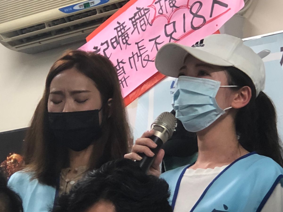 ▲今（ 1 ）日遭記曠職的空服員出面泣訴，早有告知公司準備罷工，沒走刻意丟包旅客，不懂外界為何要這樣抹黑與不實指控。（圖／記者陳致宇攝, 2019.07.01）