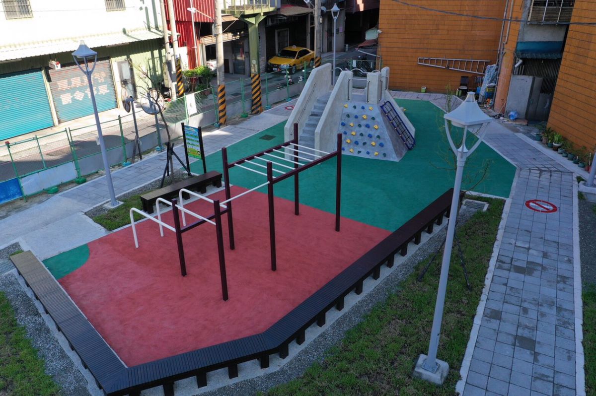 ▲蘆洲「兒四親子公園」，除了簡易的體健設施，還有環狀人行步道。（圖／新北市工務局提供）
