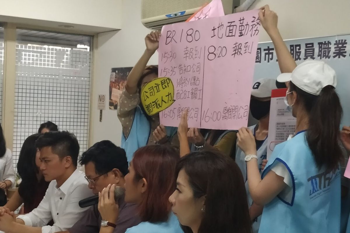 ▲工會列出時間軸澄清，當天均於下午 4 點前告知公司會參加罷工行動，公司知情後緊急調派待命人力支援，在第一時間將組織班表註記為 STI （罷工），卻在事後反悔改記曠職。（圖／記者記者林柏年攝, 2019.07.01）