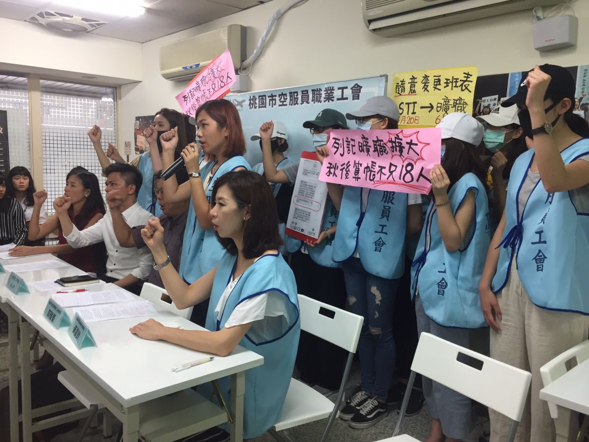 ▲ 24 位長榮空服員配合罷工行動，但事後卻被公司暫紀曠職，工會今（ 1 ）日出面澄清，並列出時間軸還原狀況。（圖／記者記者林柏年攝, 2019.07.01）
