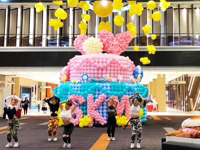 ▲2萬顆粉嫩色系的氣球製作成的生日蛋糕，是超好拍打卡點。（圖／記者陳美嘉攝）
