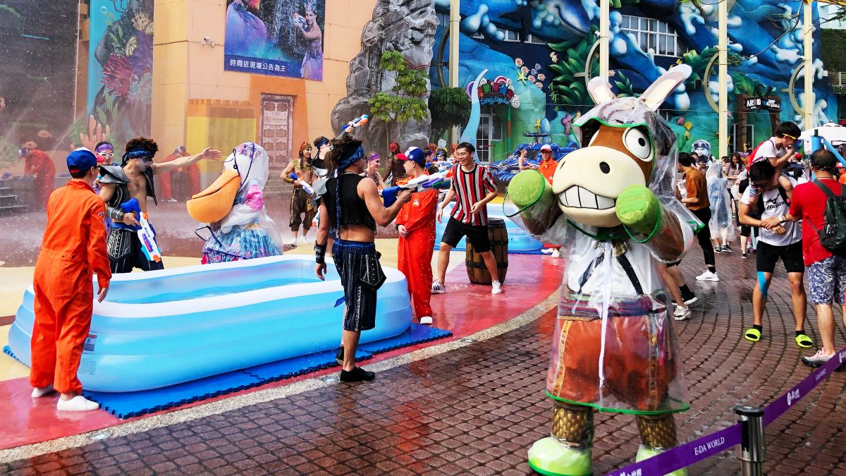 ▲百貨業者斥資打造主題繽紛場景，要讓大小網美好拍、好玩開心過暑假。（圖／記者陳美嘉攝）