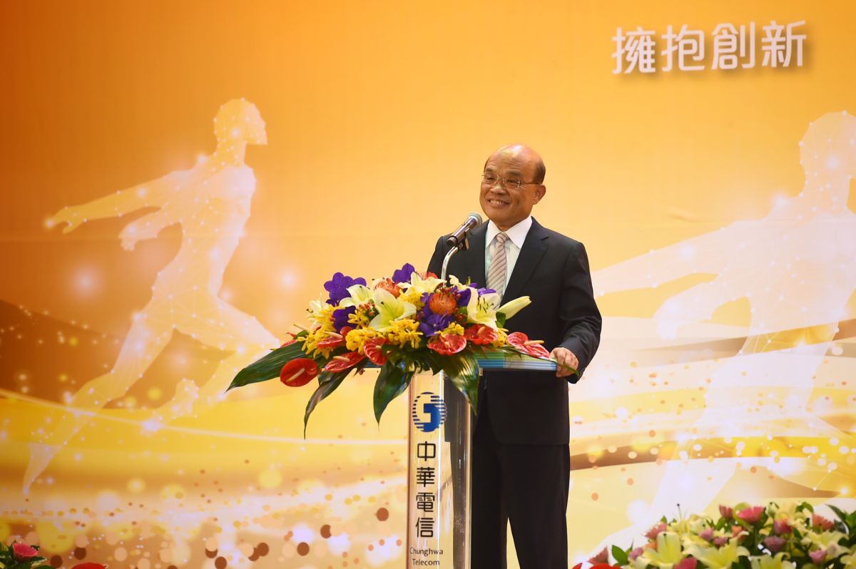 高雄市長韓國瑜日前在造勢場合，批評中央對防治登革熱是一國兩制。對此，行政院長蘇貞昌1日受訪時表示，希望韓國瑜能用心守住高雄疫情，不要增加高雄登革熱的疫情，不要到處趴趴走，又亂放話。（圖／行政院提供）