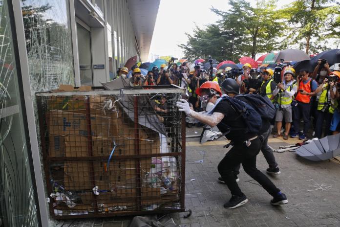 香港示威者衝破立法會玻璃門　議員下跪哀求別再撞了！
