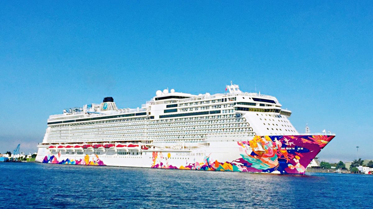 ▲雲頂郵輪集團旗下星夢郵輪公司15萬噸級世界夢號郵輪首航高雄港。(圖／記者郭俊暉攝，2019.07.01)