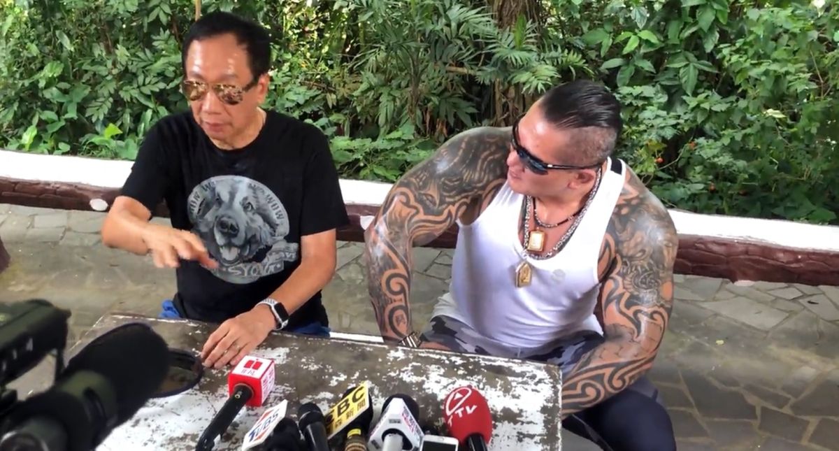 ▲國民黨總統初選參選人郭台銘今（1）日下午，與網路紅人「館長」陳之漢，一起爬象山。（圖／翻攝自郭台銘競選辦公室提供之影片）