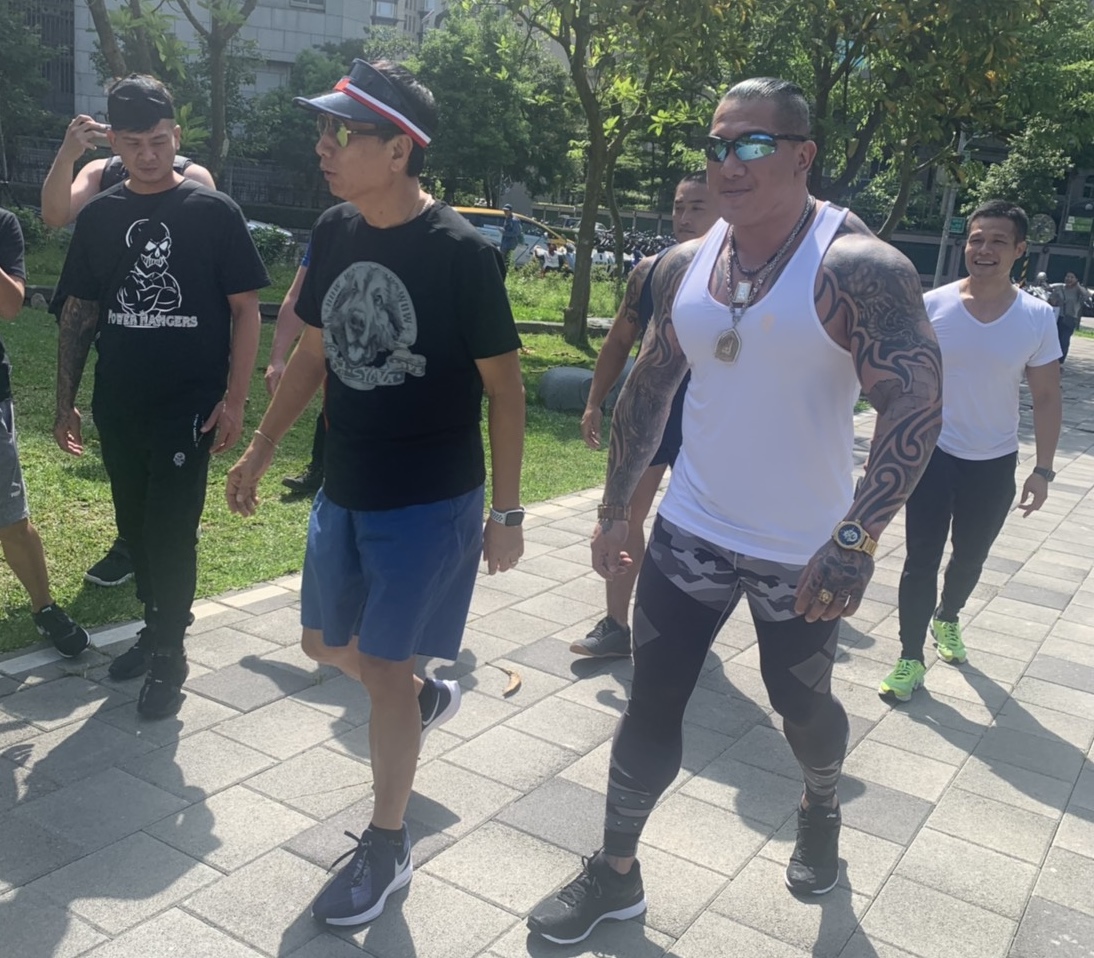 ▲國民黨總統初選參選人郭台銘揪網路紅人「館長」陳之漢一起爬象山。（圖／郭台銘競選辦公室提供）