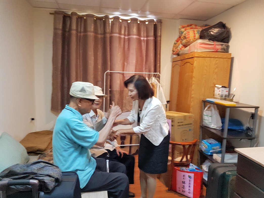 ▲宜蘭縣長林姿妙今(1)日上午前往探視高齡86歲及83歲相依生活超過半個世紀的蔡姓兄弟。兩兄弟見縣長來訪十分高興，患有聽障、聲語障等多重障礙的弟弟，雖然不能言語，但還是不斷豎起大拇指稱讚林姿妙照顧弱勢長者。（圖／記者李清貴攝,2019.07.01)