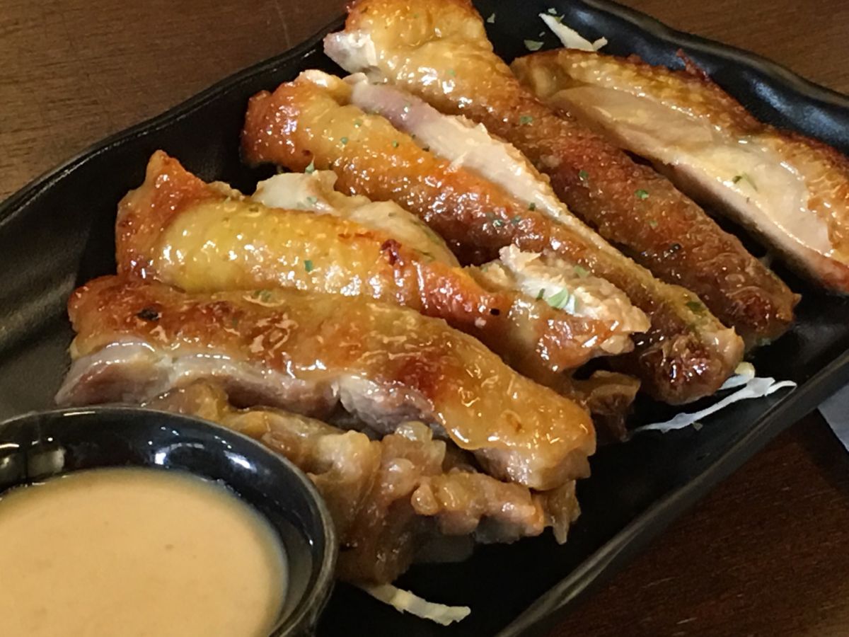 ▲「香煎雞腿」是用鹽巴、醬油與香蒜等三種簡單的調味料調和，佐以米酒醃製半天後，再以母雞的雞油採香煎方式呈現。（圖／記者陳志仁攝）