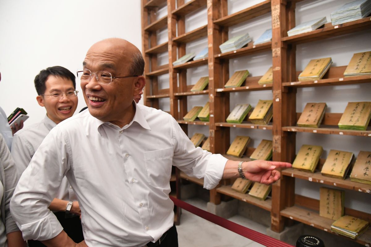 今（1）日是香港回歸中國大陸22年，下午舉一場反送中大遊行，行政院長蘇貞昌1日受訪時表示，香港一國兩制50年不變，已經大大的改變，台灣更要堅守台灣的自由民主。（圖／行政院提供）