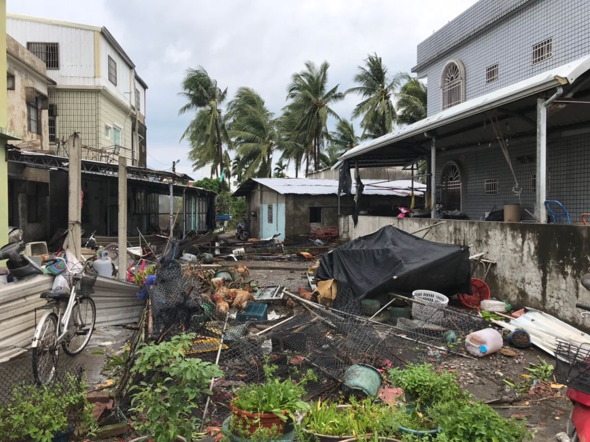 ▲受到午後對流旺盛影響，屏東今（1）日下午林邊鄉及南州鄉發生路上龍捲風，多處住宅遭強風吹得滿目瘡痍。(圖／屏東縣消防局提供)