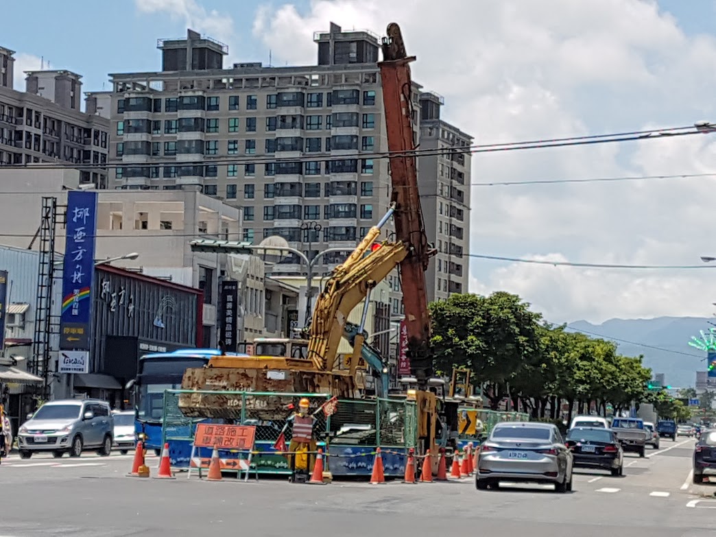 ▲縣府水資源處長陳春錦表示，五結鄉中正路上的污水下水道施工圍籬這幾天就會撤除。（圖／記者李清貴攝,2019.07.01)