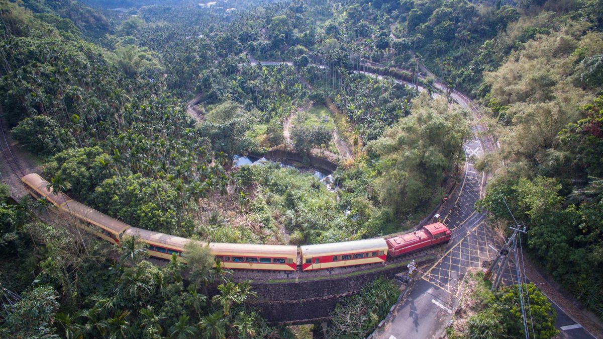 ▲阿里山林鐵經典一百八十度大彎。（圖/阿里山林鐵及文資處提供，2019.07.01）