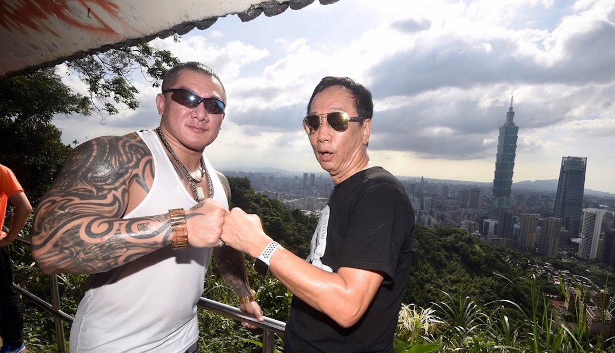 ▲國民黨總統初選參選人郭台銘（右）日前在政見會上提出「0 到 6 歲國家養」政見。圖為郭台銘 1 日下午與網紅「館長」陳之漢（左）一同爬象山。中央社記者吳翊寧攝 108 年 7 月 1 日