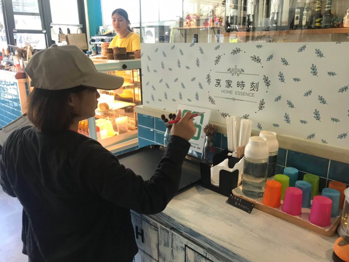 ▲「內食餐飲」不得提供一次用塑膠吸管，今（1）日起正式生效。（圖／宜蘭縣環保局提供)