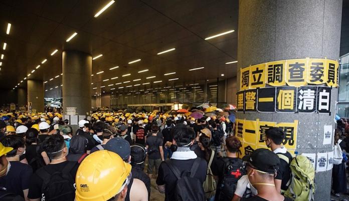 反對修訂逃犯條例的香港民眾1日持續抗爭，示威者撞擊立法會玻璃大門和外牆，下午參加香港七一遊行的民眾也陸續湧進立法會前聲援。中央社記者裴禛香港攝　108年7月1日