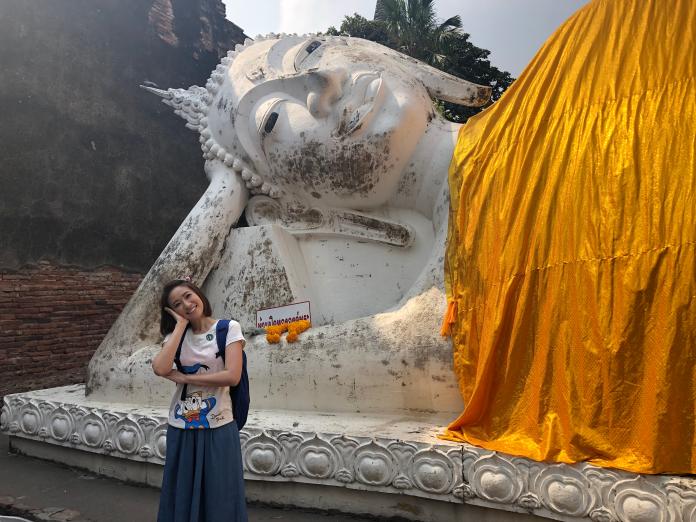 ▲《下課花路米》造訪泰國歷史古都-大城，主持人湘涵與「尋找佛像任務」之一的臥佛像合影。（圖／公視提供）