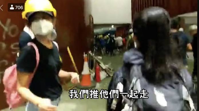 香港反送中示威者佔領立法會，直到深夜仍有4人堅持留守，幾位女學生特地重返議場勸離，表示「要走一起走」。（圖／截自《立場新聞》直播畫面）