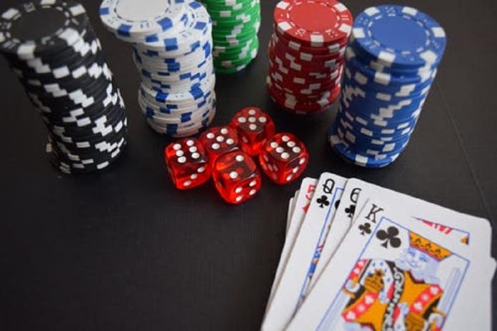 德州撲克賭場藏身火鍋店 　中警逮26人查扣百萬賭資
