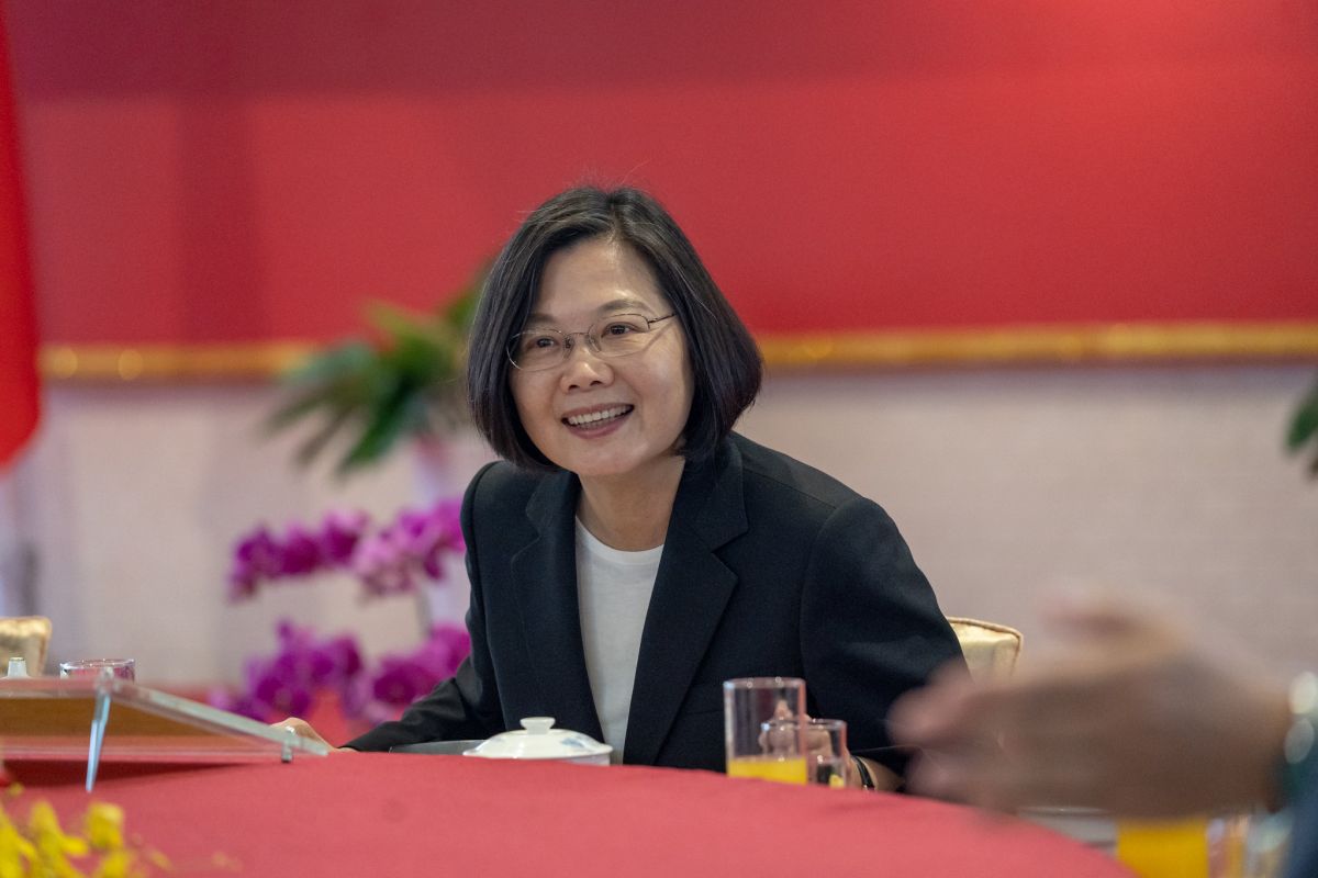 台北市長柯文哲明天將率團赴上海參加雙城論壇，對於柯文哲會見劉結一一事，總統蔡英文2日受訪時表示，「城市交流我們是樂觀其成，只是希望在進行的過程中，不要有政治前提」。（圖／總統府提供）