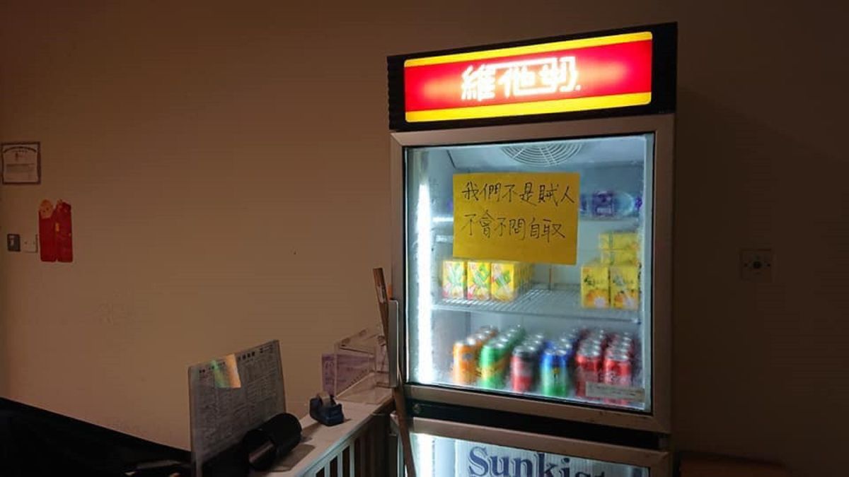 ▲示威者在拿取立法會的飲料後，仍不忘付錢，貼上字條大喊我們不是賊。（圖／截自羅冠聰 Nathan Law 臉書）