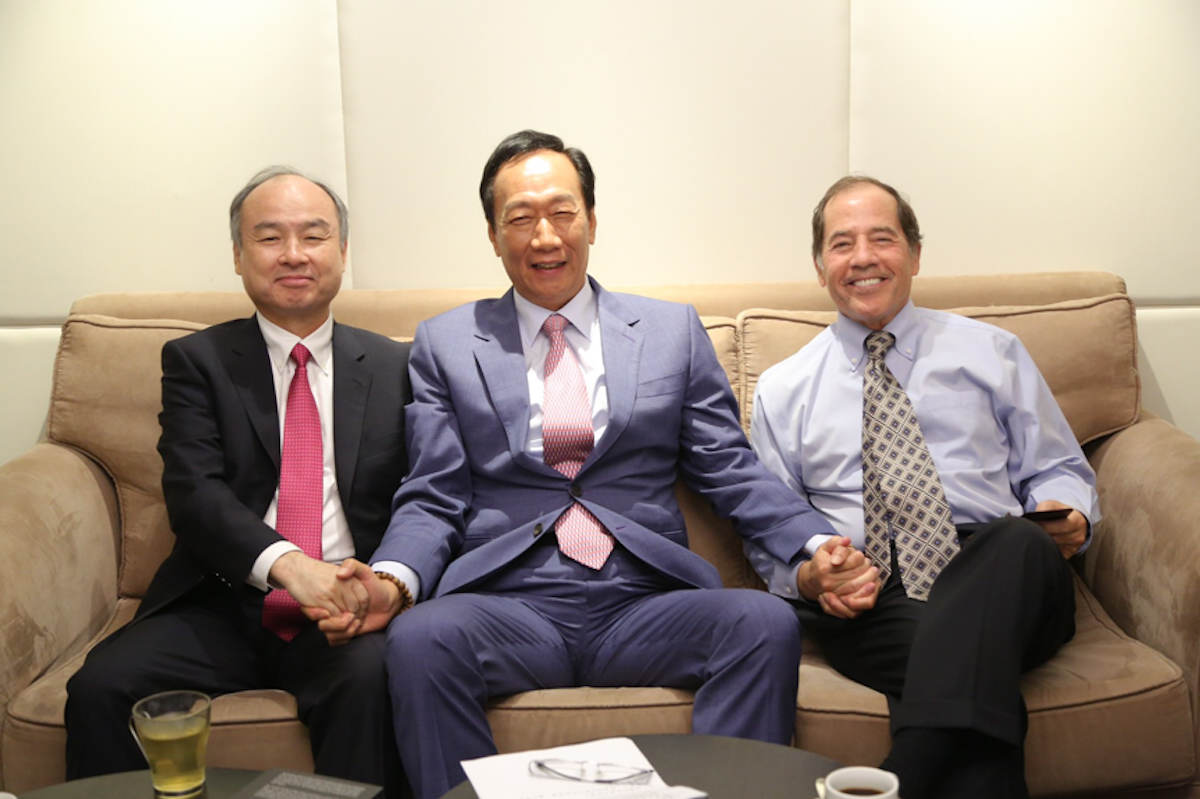 ▲國民黨總統初選參選人郭台銘（圖中）擁有國際級人脈，希望可以領軍台灣產業走出去，另外他日前也拋出要成立「國際勝利組的小獨角獸平台」。圖左為軟銀創辦人孫正義，圖右為Katerra執行長Michael E. Marks。（圖／郭台銘競選辦公室提供）