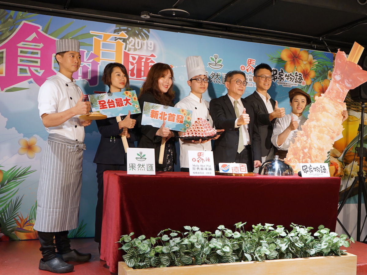 ▲遠百板橋中山店-2超市餐飲部陳佑任協理(右三)，率領果然匯(左二)、新馬辣(左三)、串家物。(圖/公關照片)