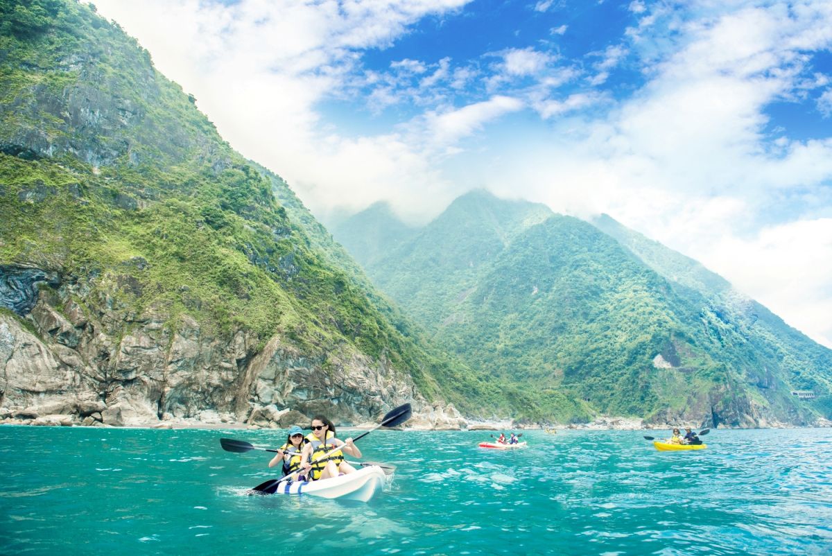 ▲在太平洋操舟漫遊，從海平面仰望清水斷崖陡峭山壁與海岸絕景。（圖／太魯閣晶英飯店提供）