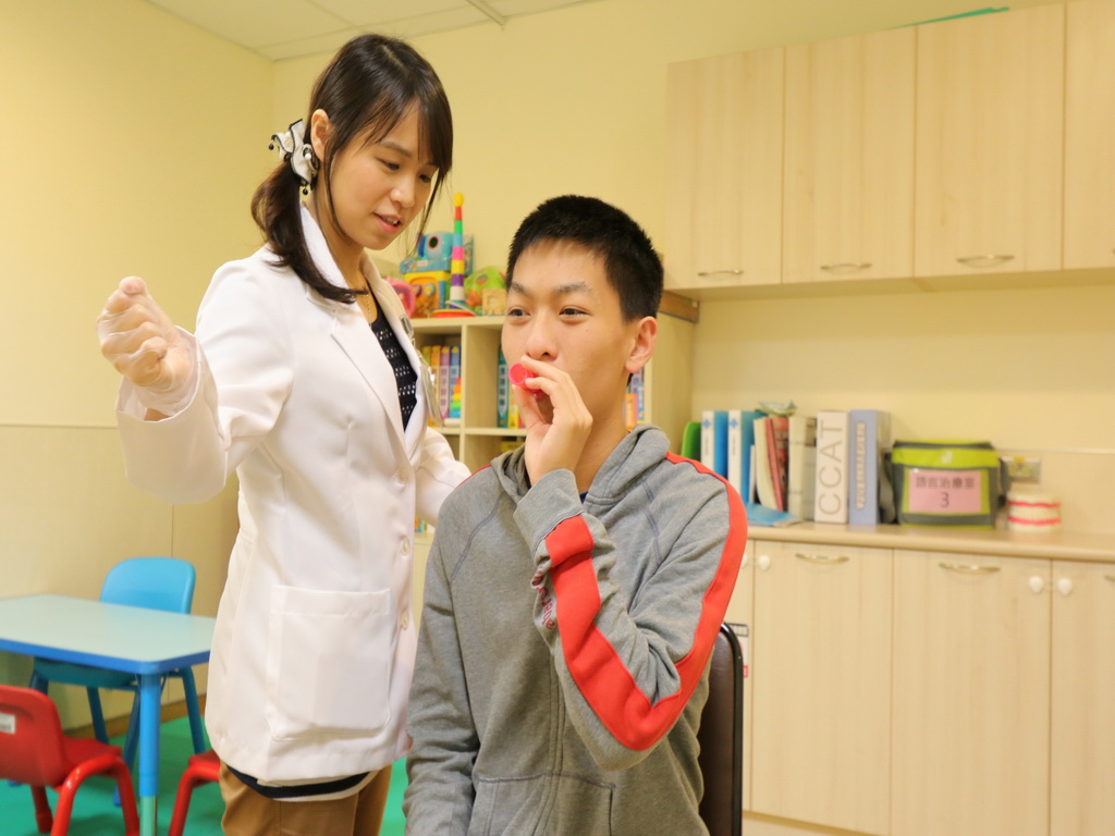 ▲語言治療師透過深層咽肌神經刺激療法(DPNS)、舌頭把持運動和用力吞嚥法治療。(圖／林重鎣翻攝2019.7.2)