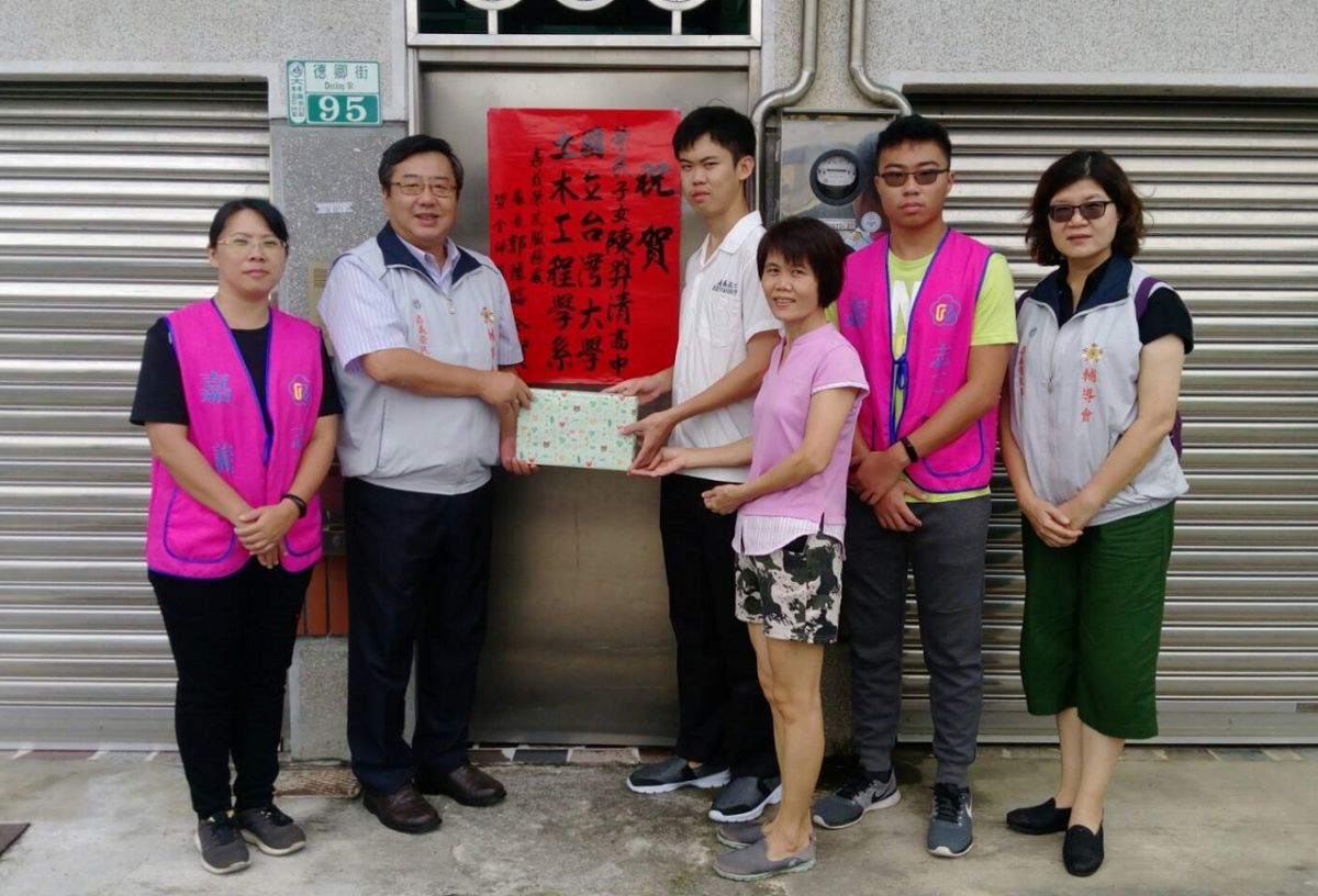 ▲嘉義榮民服務處長郭豫臨(左2)親賀陳羿清(左3)同學金榜題名上台大。（圖／嘉義榮民服務處提供）